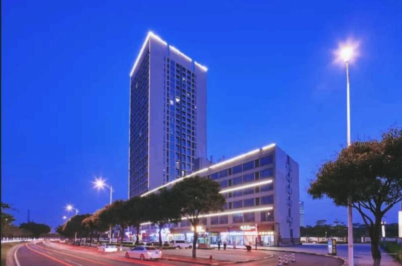 Lavande Hotel Guangzhou Shibi Metro Station Exterior foto